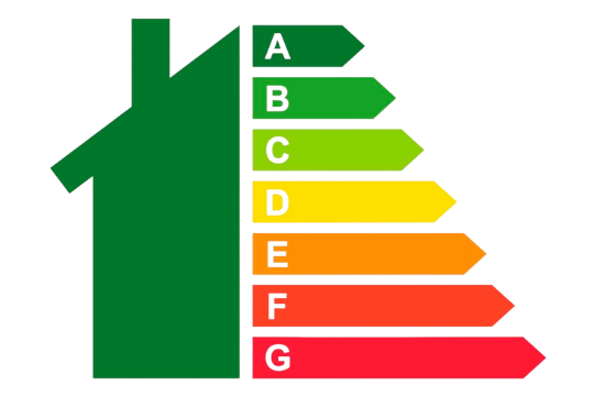 Etiqueta de eficiencia energética en forma de casa, con barras de colores que indican la clasificación del consumo energético desde la A (verde, más eficiente) hasta la G (rojo, menos eficiente).